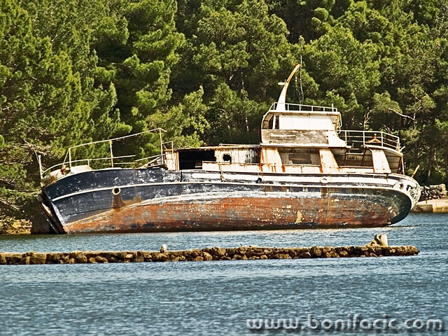 travel___Stranded Boat___Punta Kriza, Croatia.