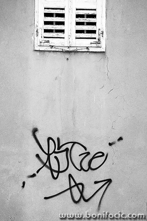 baskaponestragrafit2mal