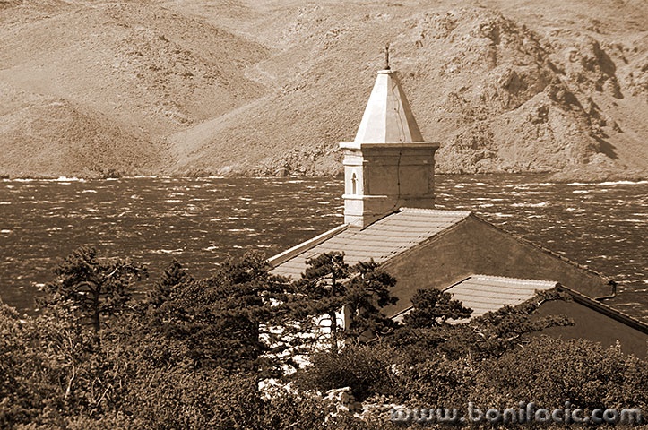 karlobagcrikvasepia1mal