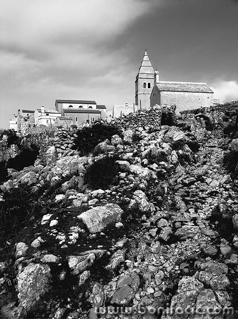bw___Tor___Lubenice, Croatia.
