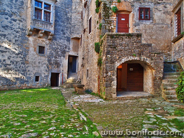 travel___Court Yard___Pazin, Croatia.
